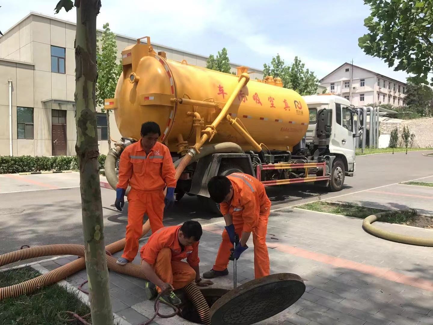 雅安管道疏通车停在窨井附近