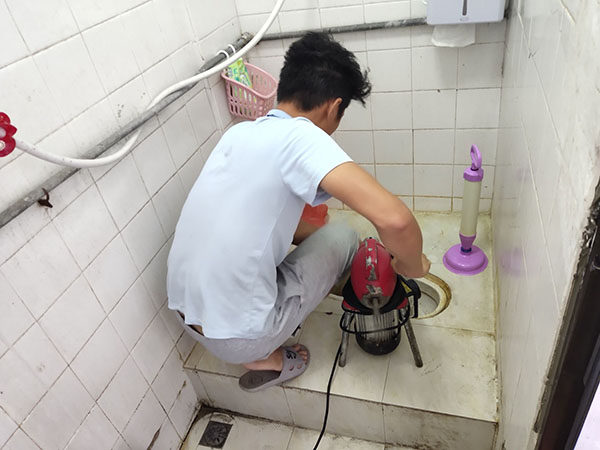 雅安管道堵塞冒臭气 专业师傅现场解决问题