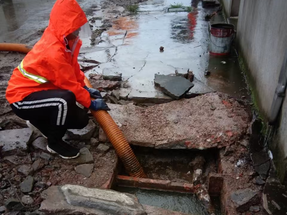 雅安专业清理污水池 炜誉市政以规范流程守护城市 “肠道”