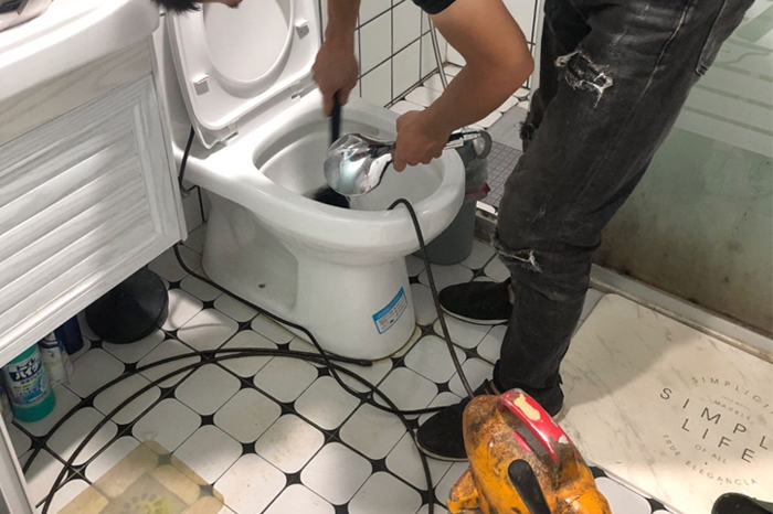 雅安马桶堵塞自己疏通还是找师傅？专业上门服务让你省时更省心